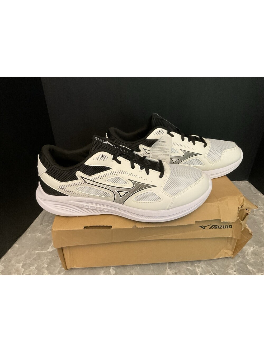 New! Mens Mizuno Maximizer 27 White/Black Running Shoes. Size 13. Nice Shoes!!!